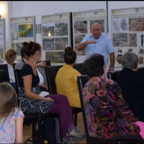 Echipa Muzeului Naţional al Carpaţilor Răsăriteni, prezentă la Căminul cultural din Păuleni-Ciuc, cu ocazia zilelor comunei